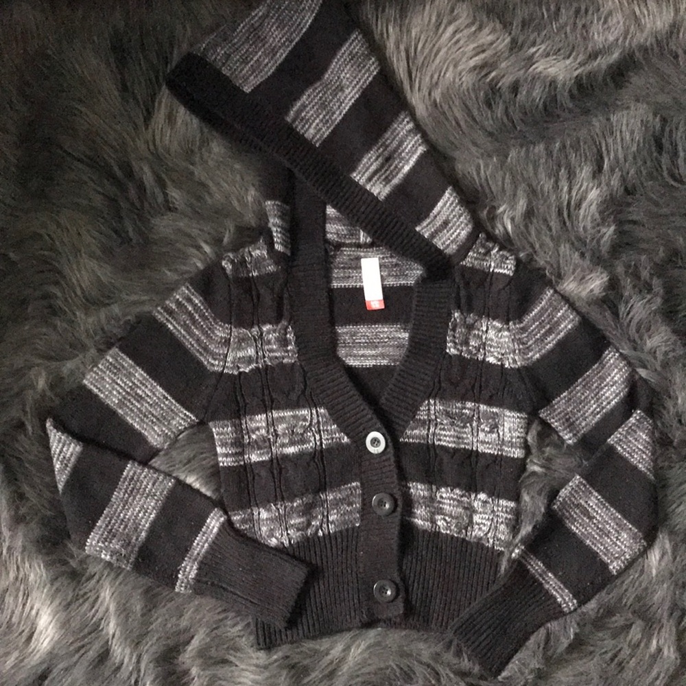 Cropped hooded sweater